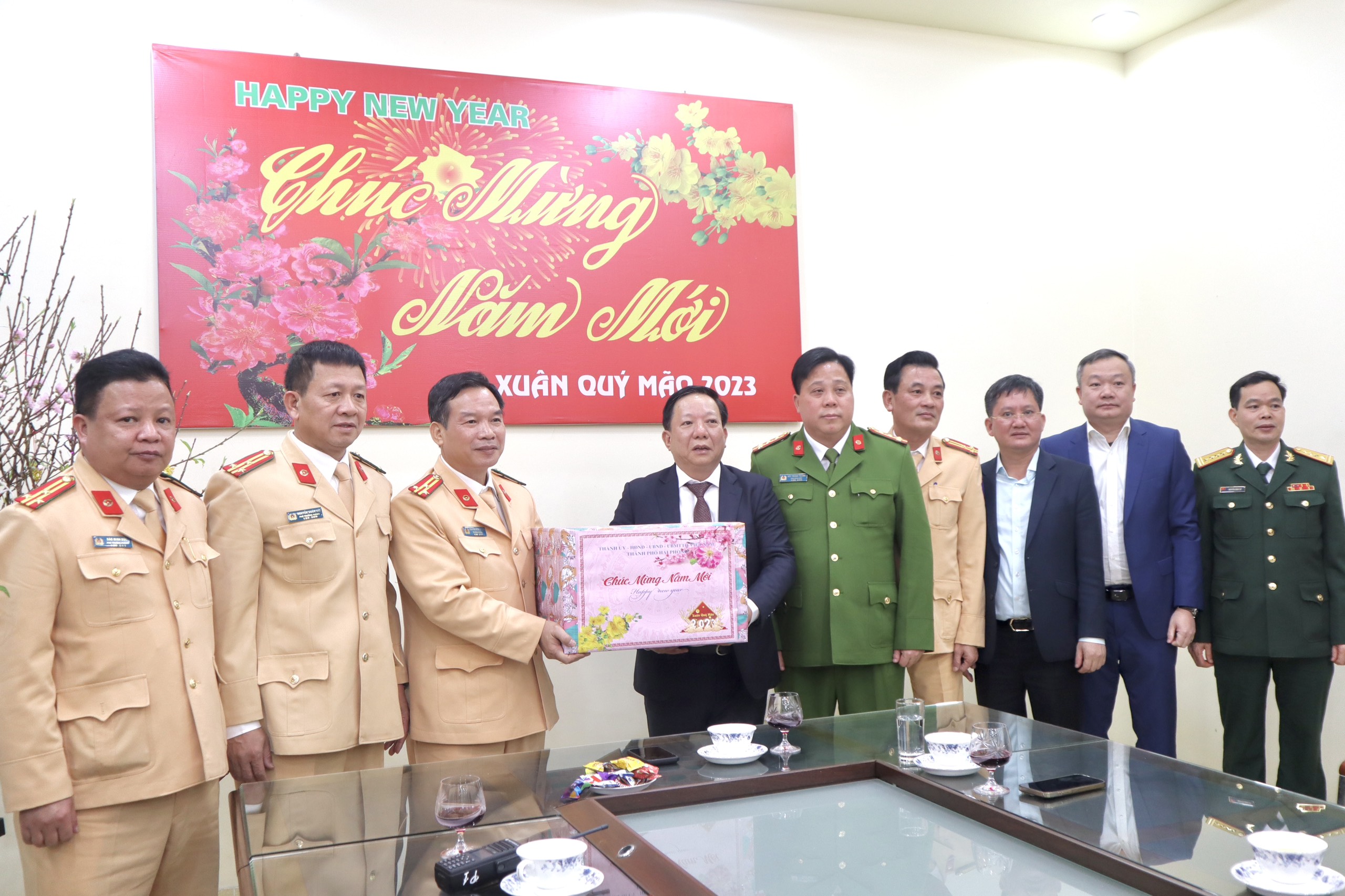 Phó Chủ tịch UBND thành phố Nguyễn Đức Thọ thăm, chúc Tết các lực lượng làm nhiệm vụ Đêm giao thừa